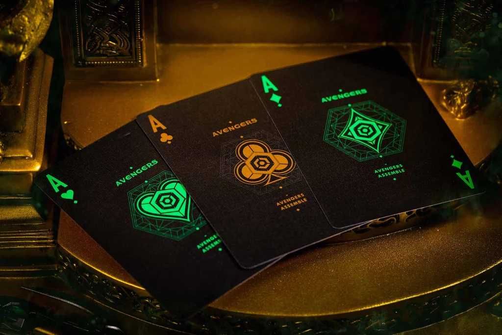 Baralhos de Cartas Avengers: Loki  (2 baralhos Incluídos)
