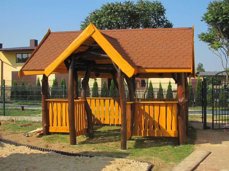 Altana z bali naturalnych krzywych okrągłych biesiadna ogrodowa