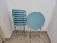 2 cadeiras e mesas de metal gato preto