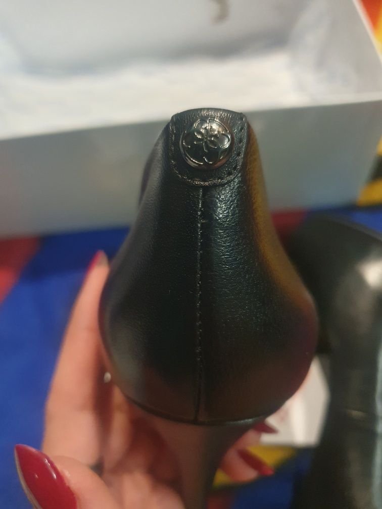Szpilki czarne Guess 37