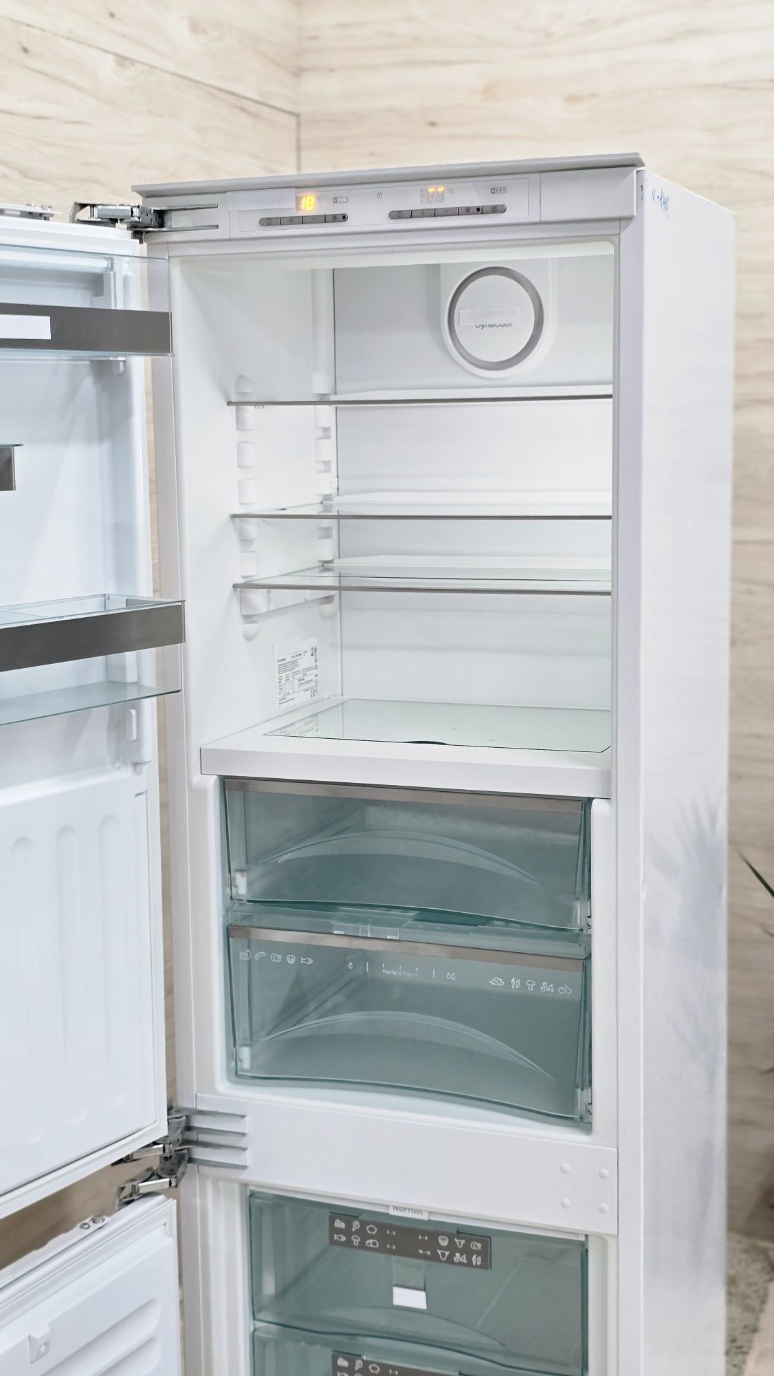Вмонтований Холодильник BioFresh DunaCool NoFrost