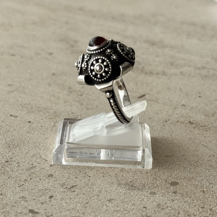 Anel de senhora em prata 835 e pedra vermelha cabouchon