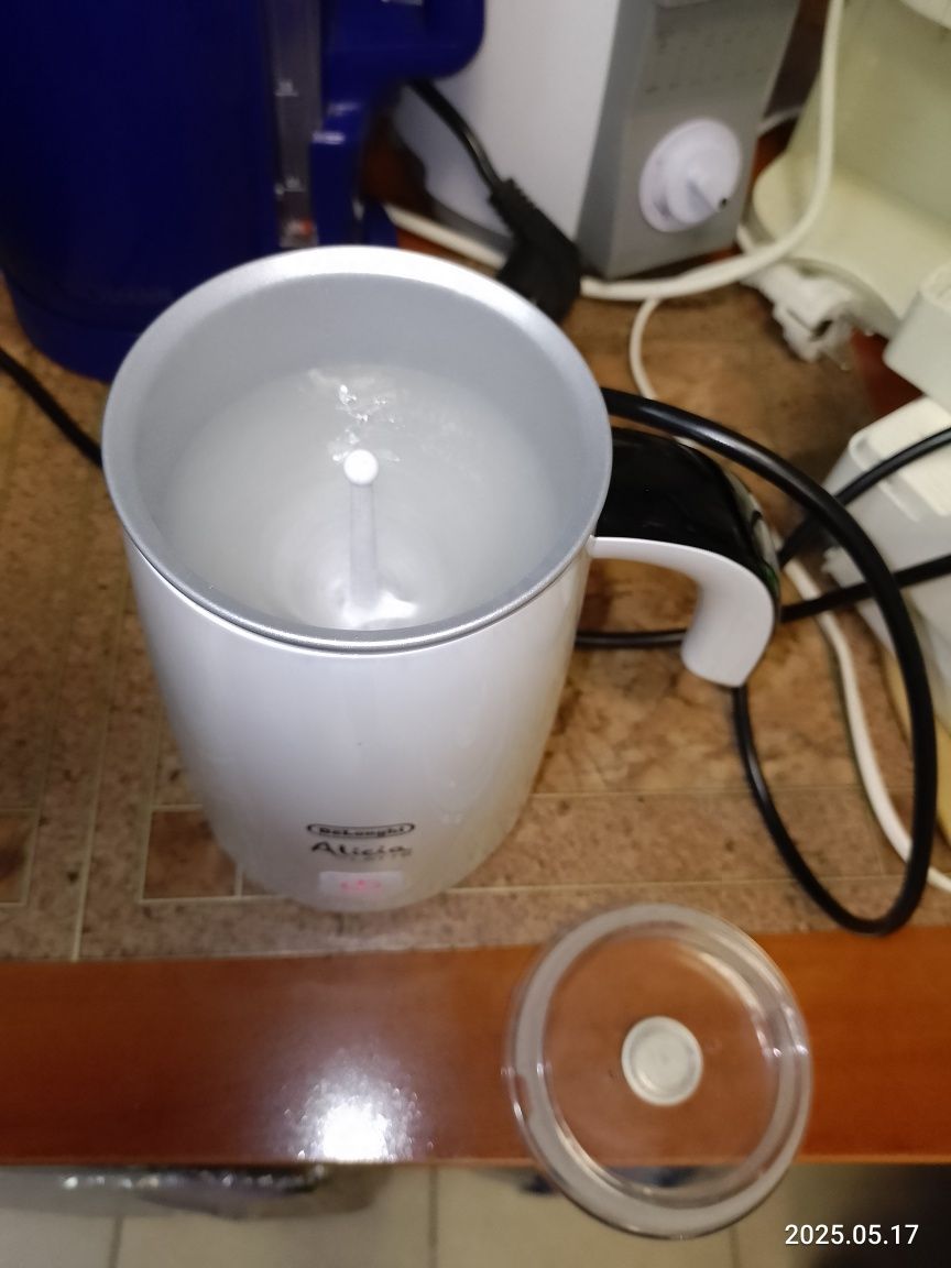 Спінювач молока DeLonghi EMF 2 W Alicia, капучінатор