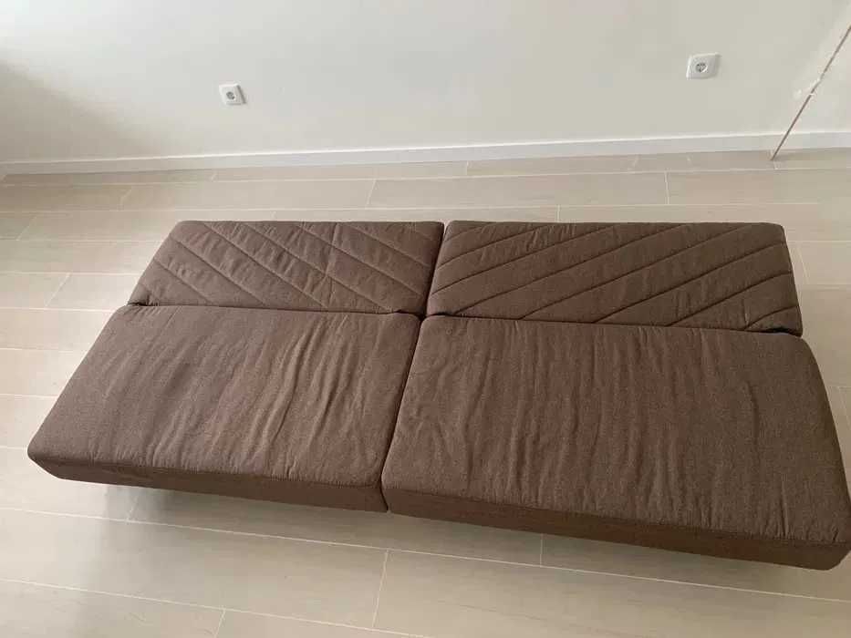 Sofá-cama castanho tecido com duas almofadas (2m x 1m)