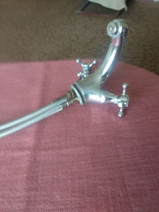 Смеситель латунный для умывальника с новыми шлангами