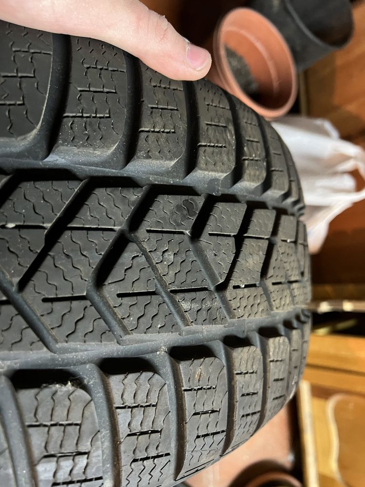 Одна шина Pirelli Winter SottoZero3 225/40R18 протектор новий,є поріз