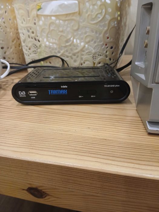 Телевізор Samsung Plano з приставкою Т2 та пультами