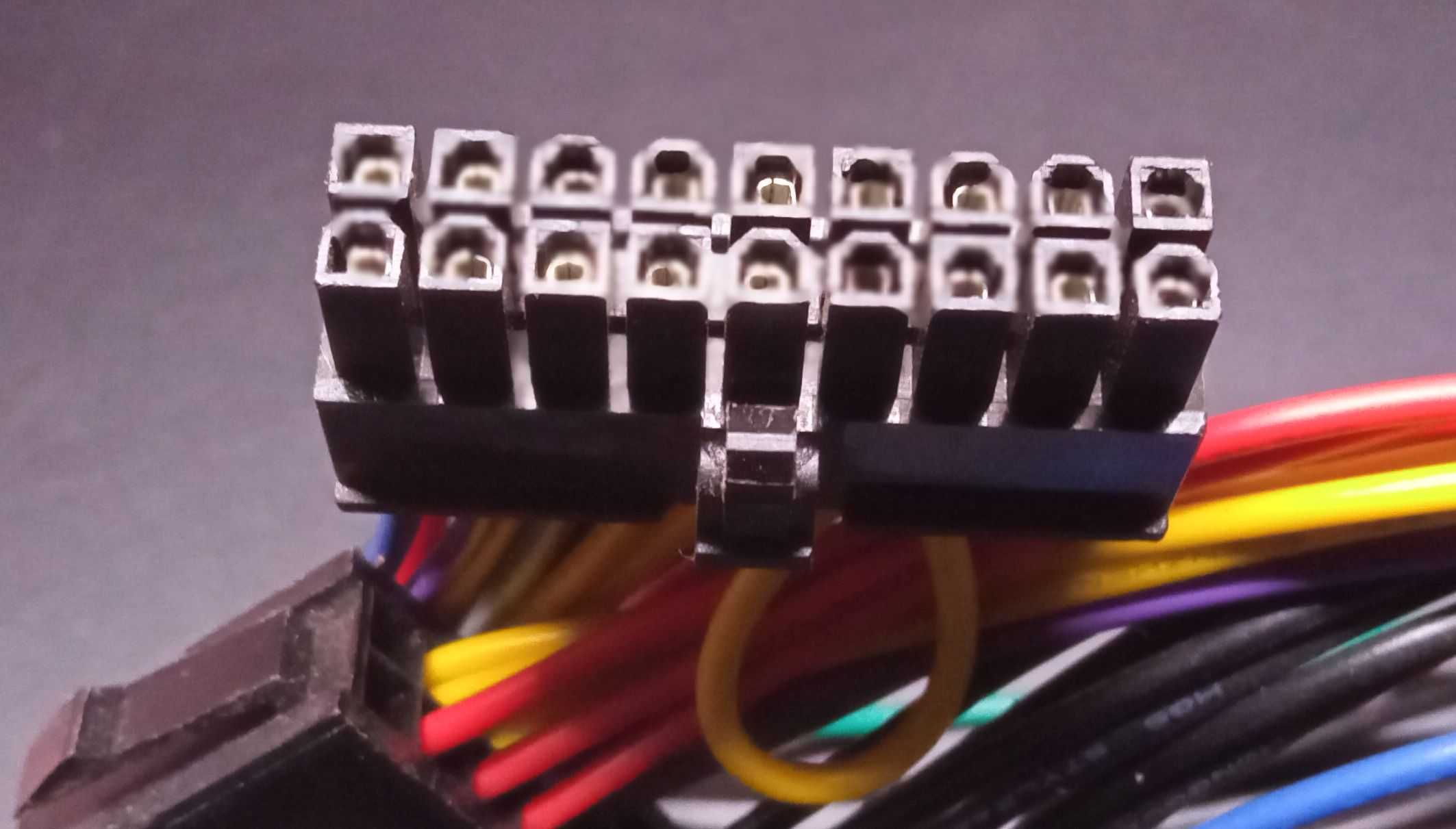 Adapter 24-pinowy na 18-pinowy. 24-pinowe gniazdo na 18-pinową wtyczkę
