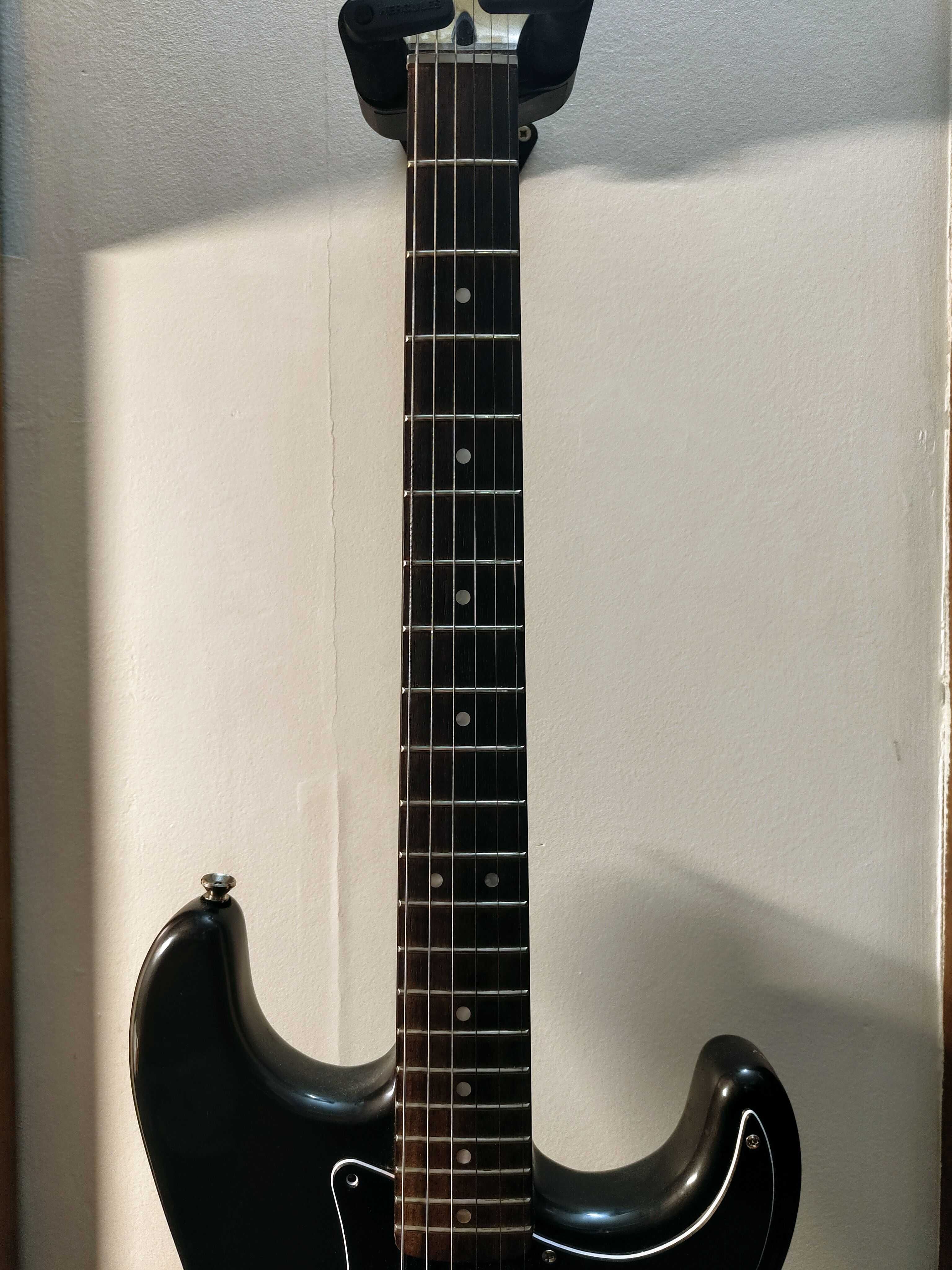 Guitarra elétrica squier com pickguard modificado