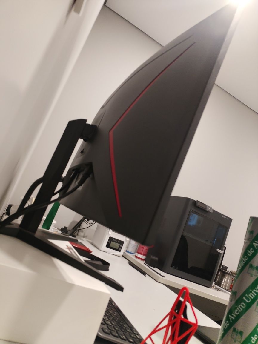 Monitor Curvo Gaming AOC 31.5'' - 0.5 ms - 240 Hz
