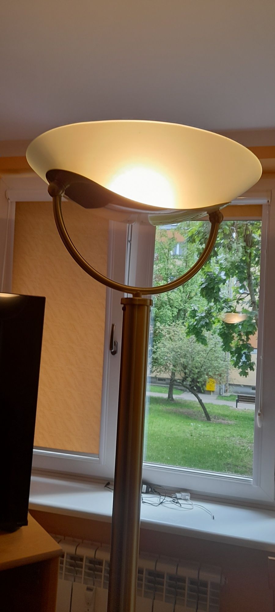 Sprzedam stojąca  lampę  w kolorze złotym. Do lampy  dodam żyrandol