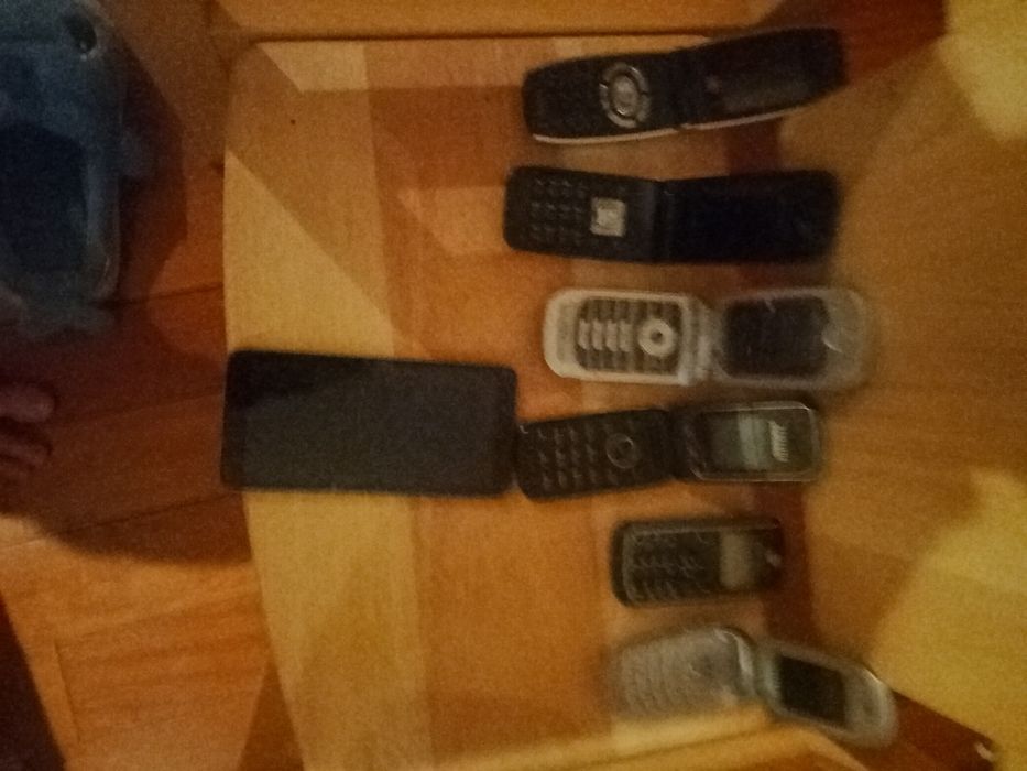 Telefones antigos que funcionam e outros que não funcionam.