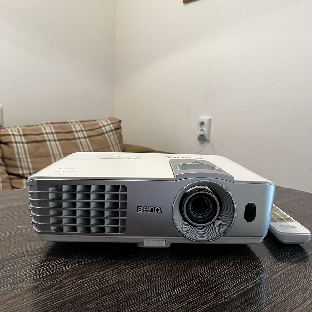 Мультимедійний проектор BenQ W1070