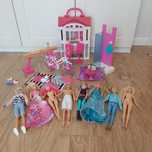 BARBIE przenośny składany domek, 8 lalek, rower, akcesoria