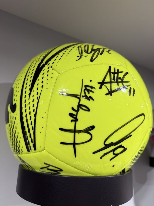 Nowa piłka z autografami - Wisła Kraków 2025