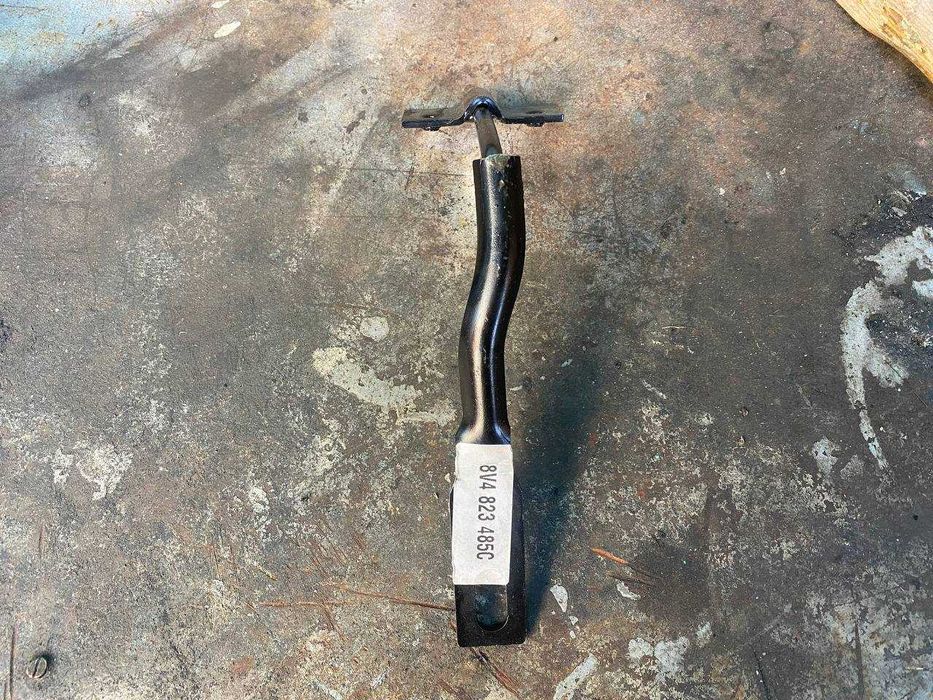 Петля капоту (скоба) Audi A3 Ауді А3 VAG 8v4823485c