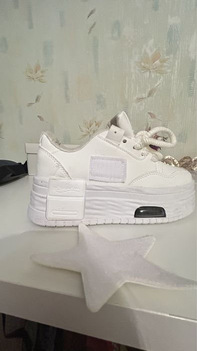 Białe Buty na wysokiej platformie..