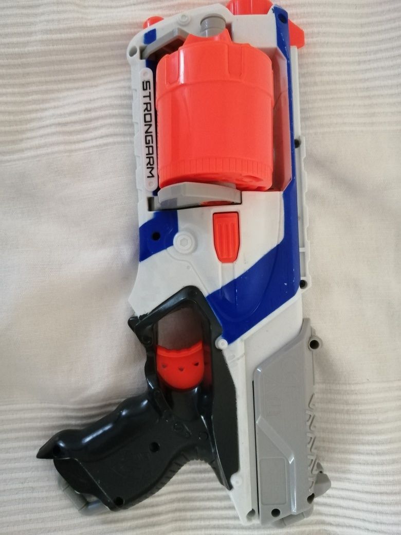 Pistolet Nerf strongarm