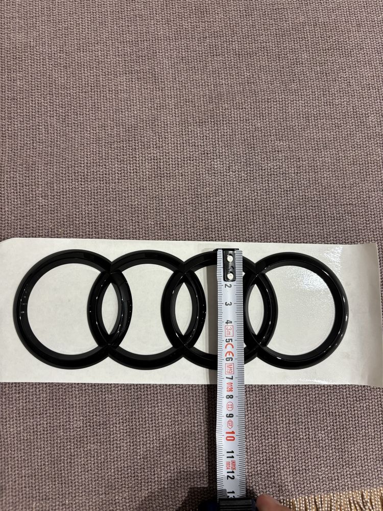 Czarny znaczek audi a4 b8