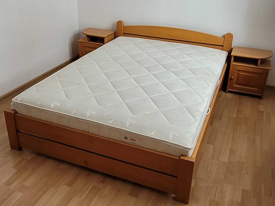 Drewniane wyposażenie sypialni - łóżko 200x140, szafki nocne, komoda