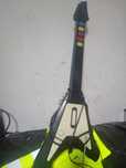 Consola e guitarra