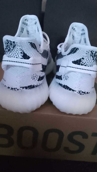Yeezy Boost 350 V2 Zebra