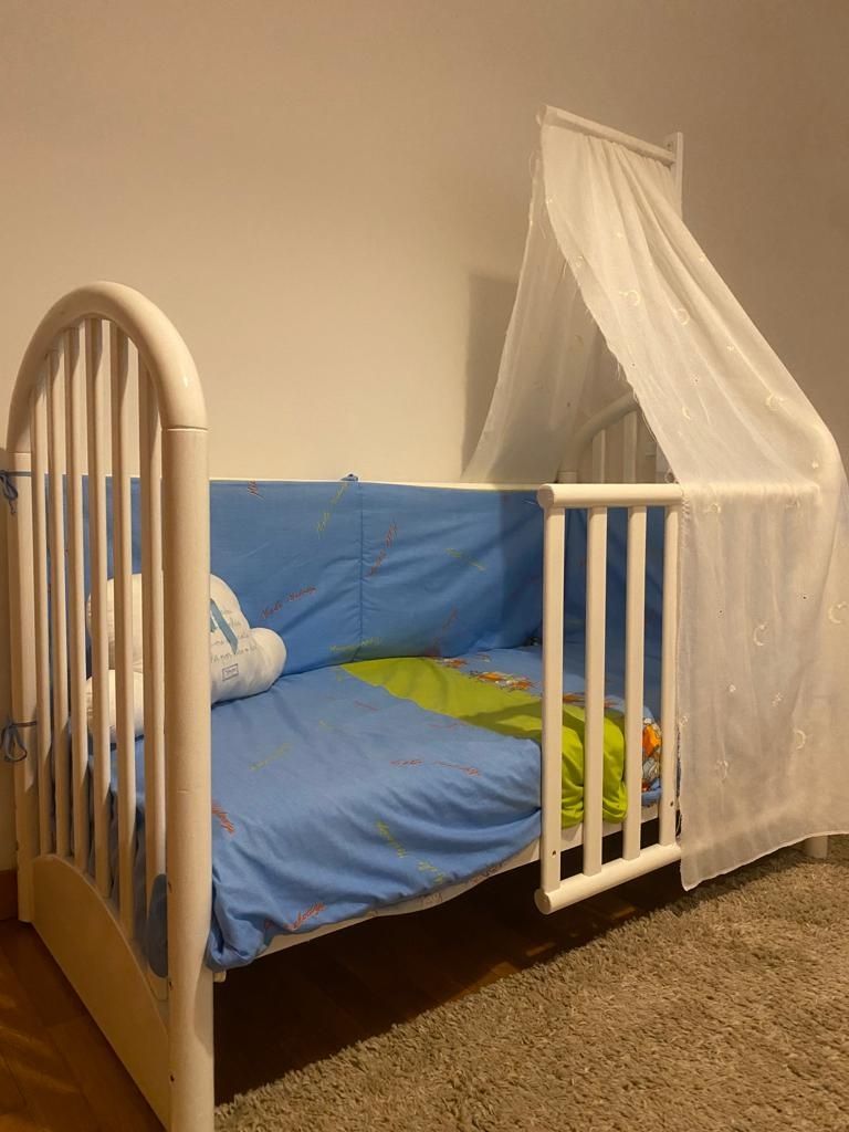 Cama de bebé com acessórios