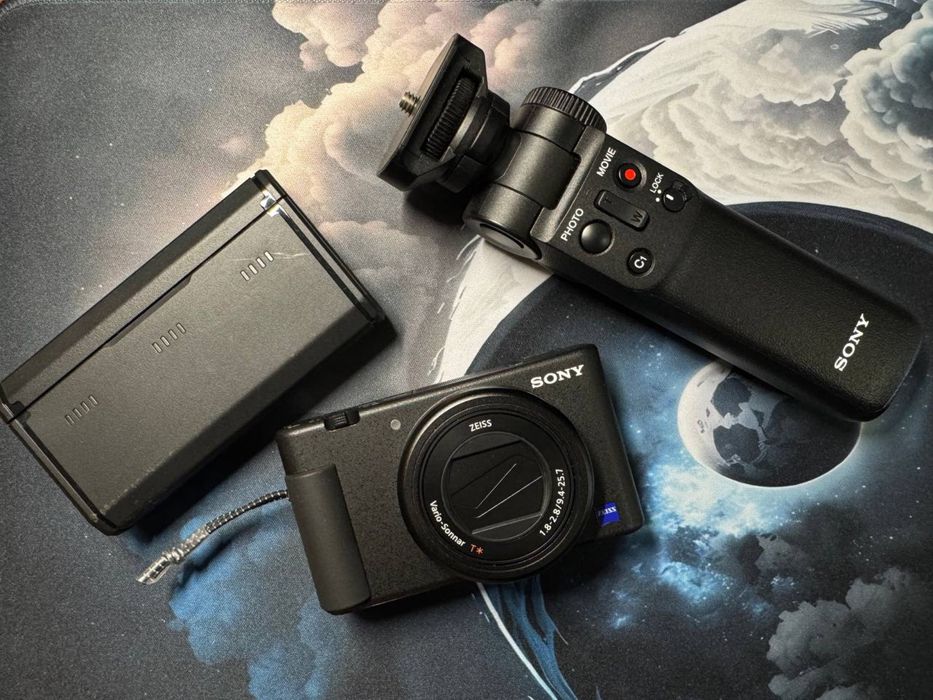 Sony ZV-1 + штатив-держатель GP-VPT2BT + аксессуары