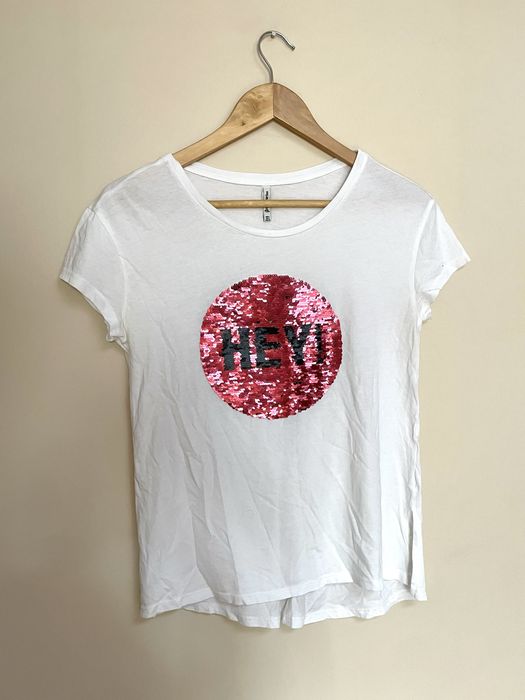 Biały T-shirt z cekinami Stradivarius S