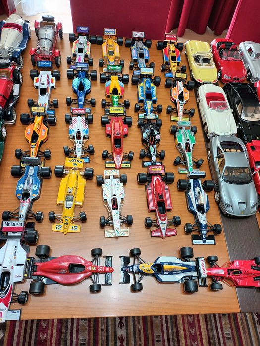 81 carros. Fantástica coleção Burago “Made in Italy” 1/18 ou 1:80