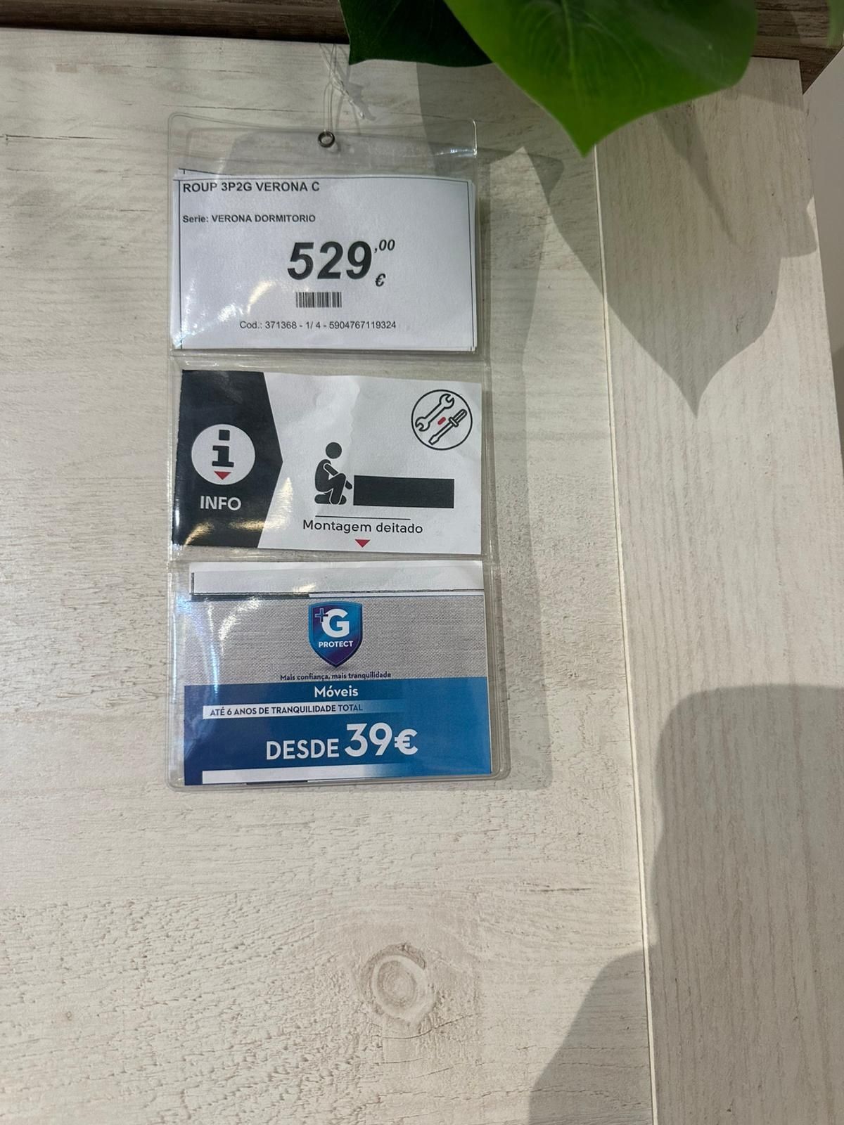 Roupeiro com um ano de 3 portas e duas gavetas . Impecavel  .