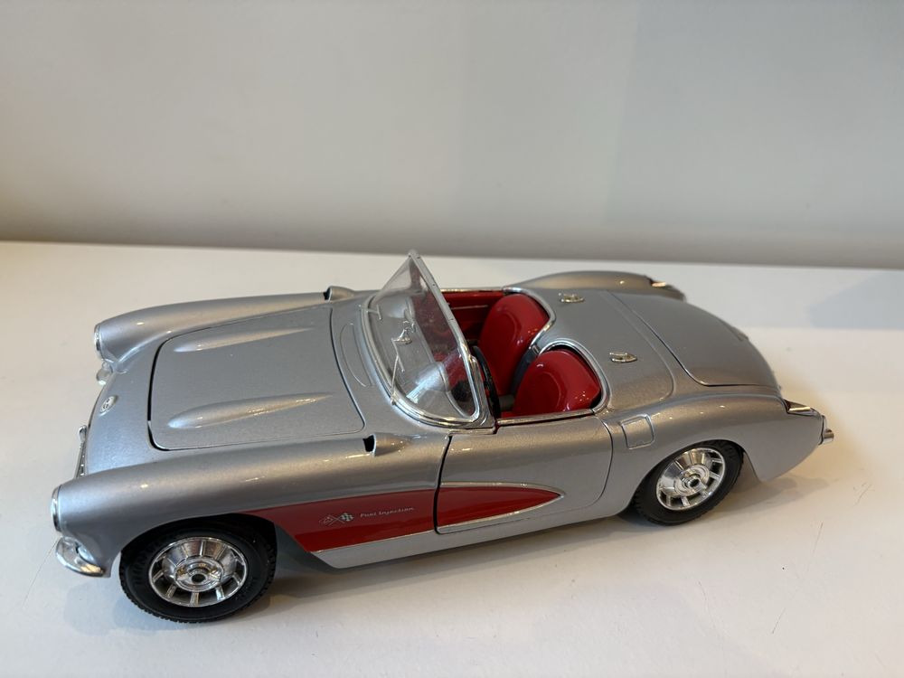 Model Chevrolet Corvette 1:18 BBurago Burago (maisto welly)