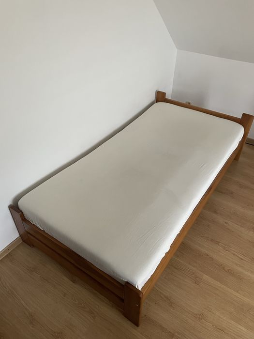 Łóżko ze stelarzem i materacem