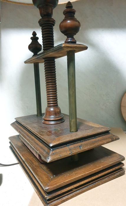 Grande candeeiro de mesa vintage representando uma prensa de livros