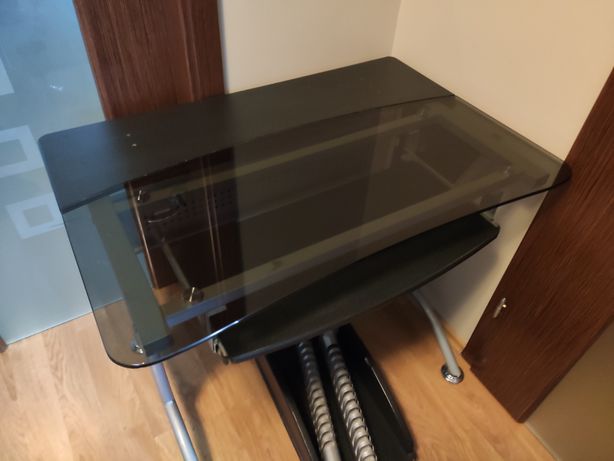 Biurko komputerowe z czarnego szkła