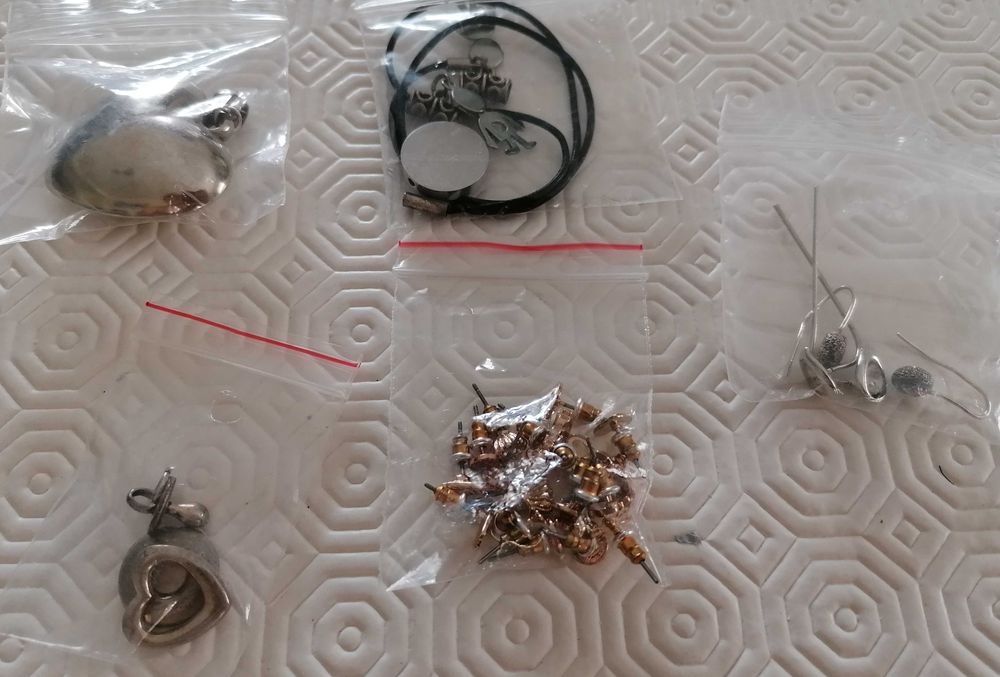 Brincos, pêndulos e medalhas, lote todo por 6€