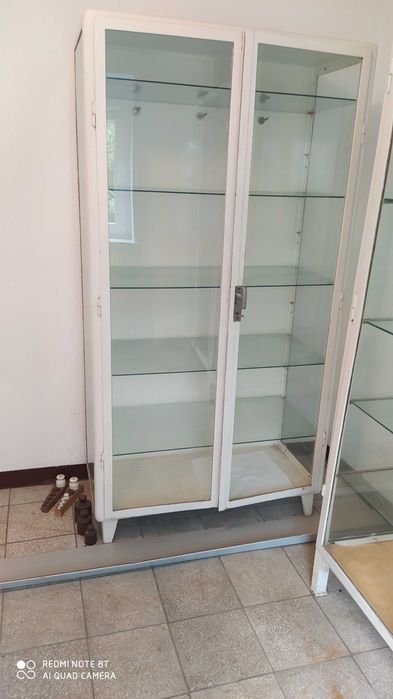 Witryny gabinetowe metalowe szklane.