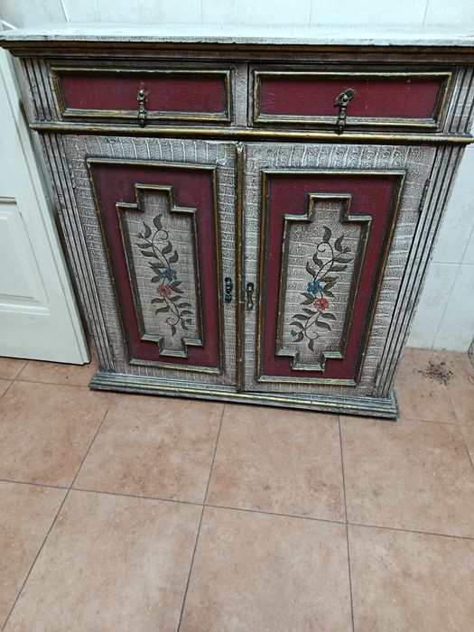 Sapateira antiga com flores pintadas