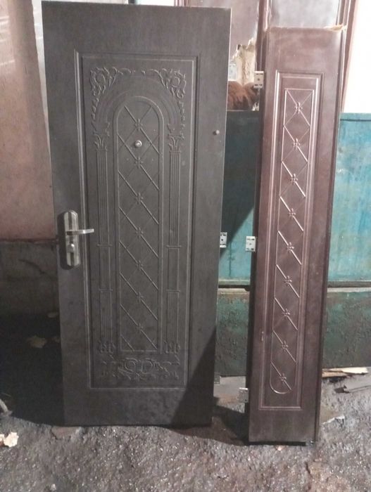 Входные двери б.у дверь и притворная планка.