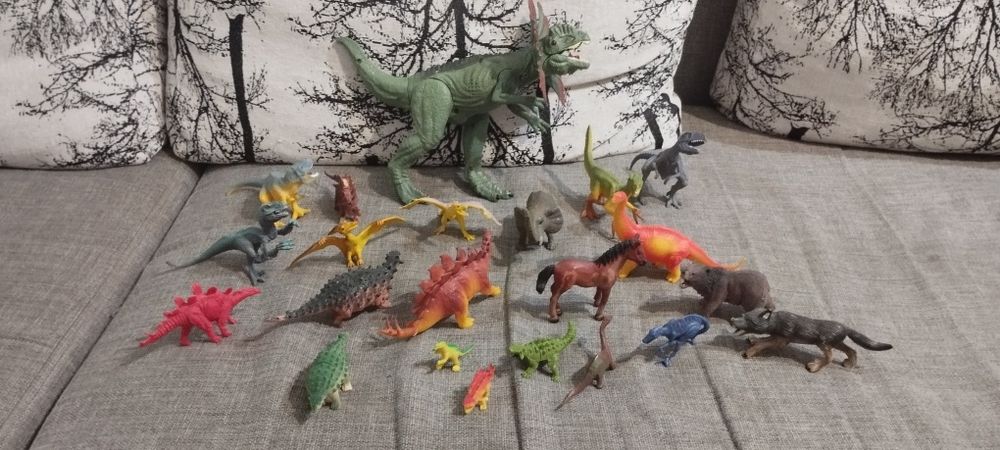 Іграшковий набір динозаврів