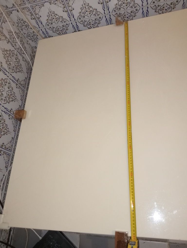 Mesa centro de cor branca e suporte dourado