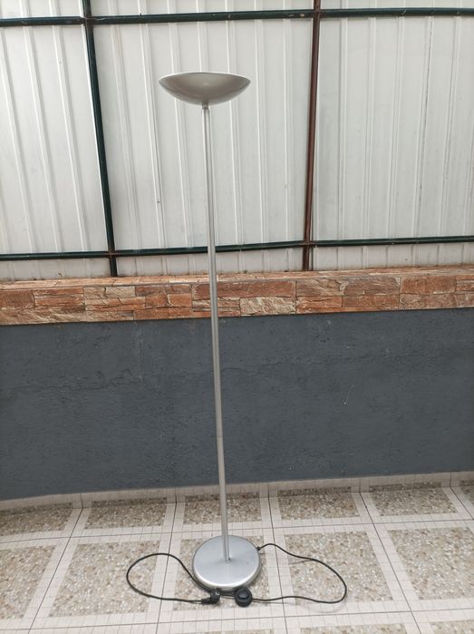 Candeeiro de pé alto