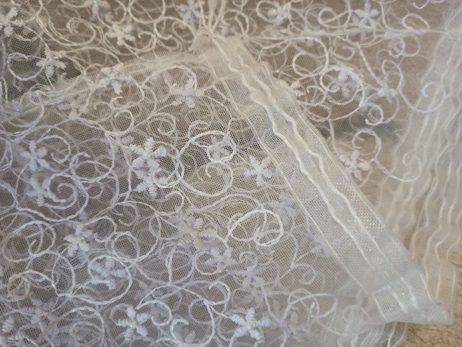 Тюль з люриксовою ниткою.