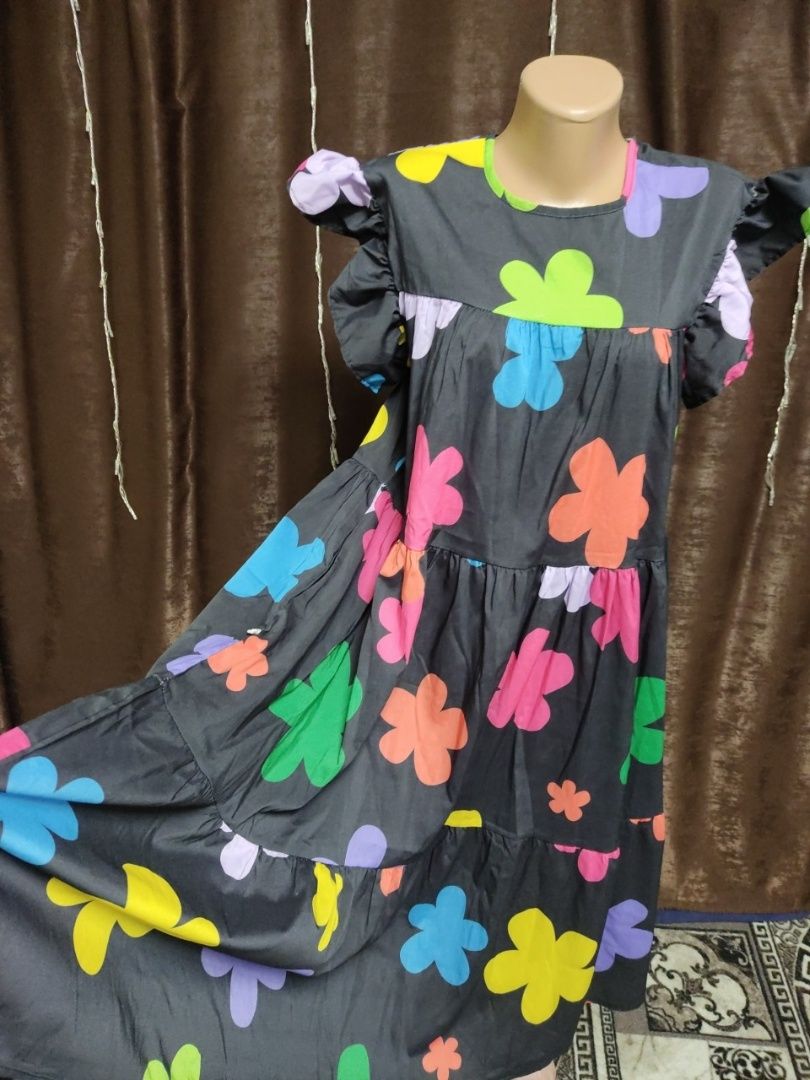 Платье с яркими цветами