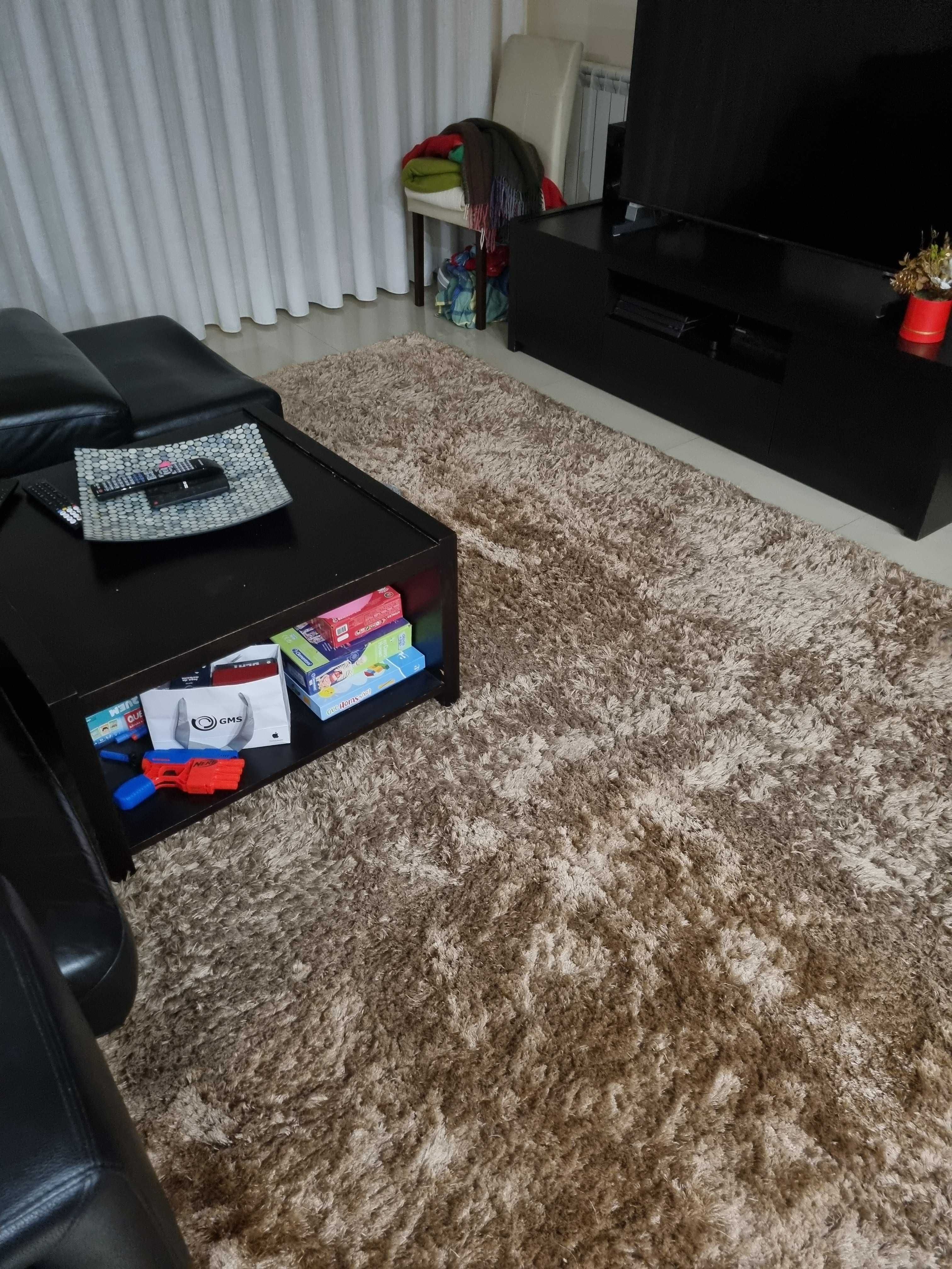 Carpetes beges de sala com pelo médio
