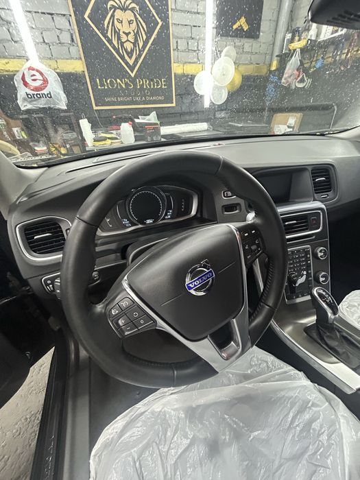 Продам власний Volvo V60 D4 2014