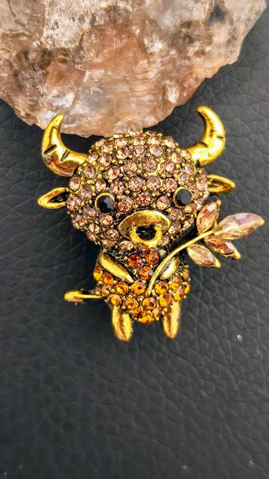 Broszka złoty byk z cyrkoniami – znak zodiaku