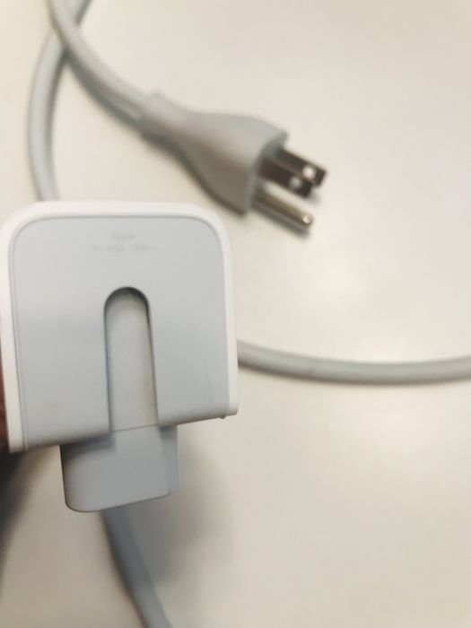 Кабель живлення на Apple MacBook