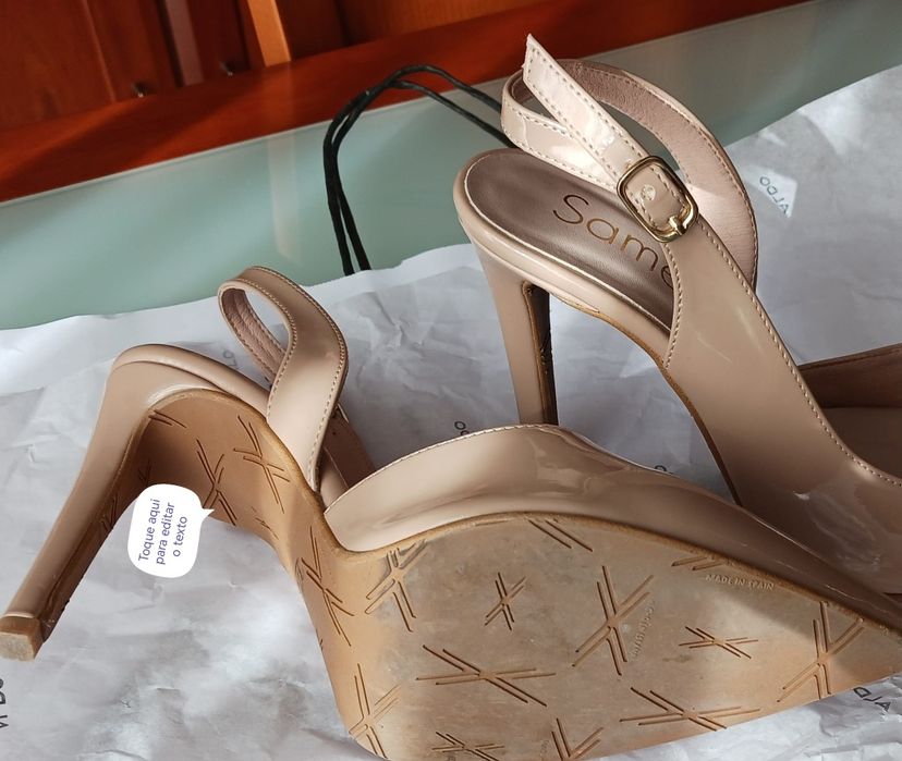 Sandálias beje em verniz