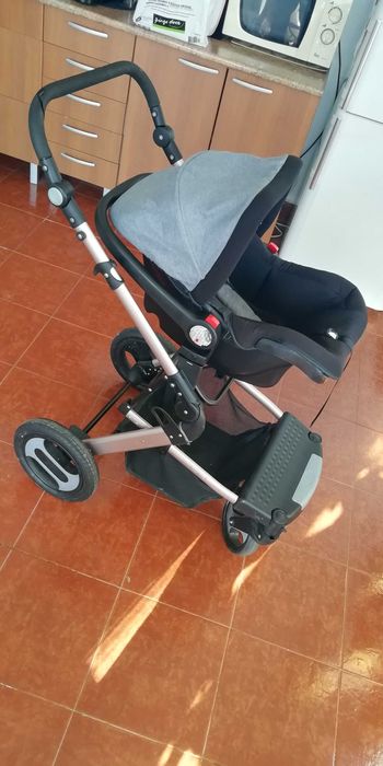 Carro com cadeira e alcofa